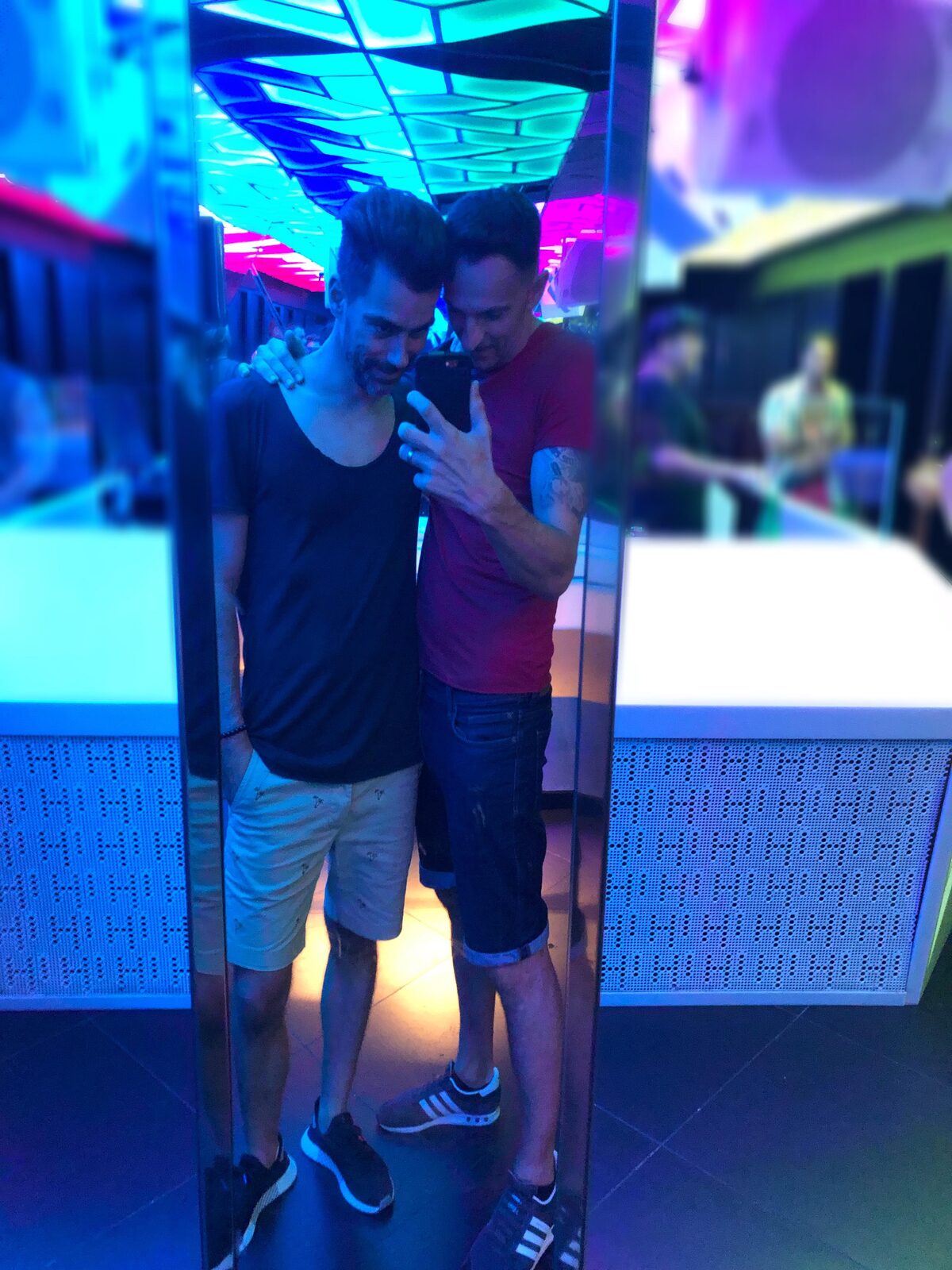 Club-Atmosphaere in Neon-Licht