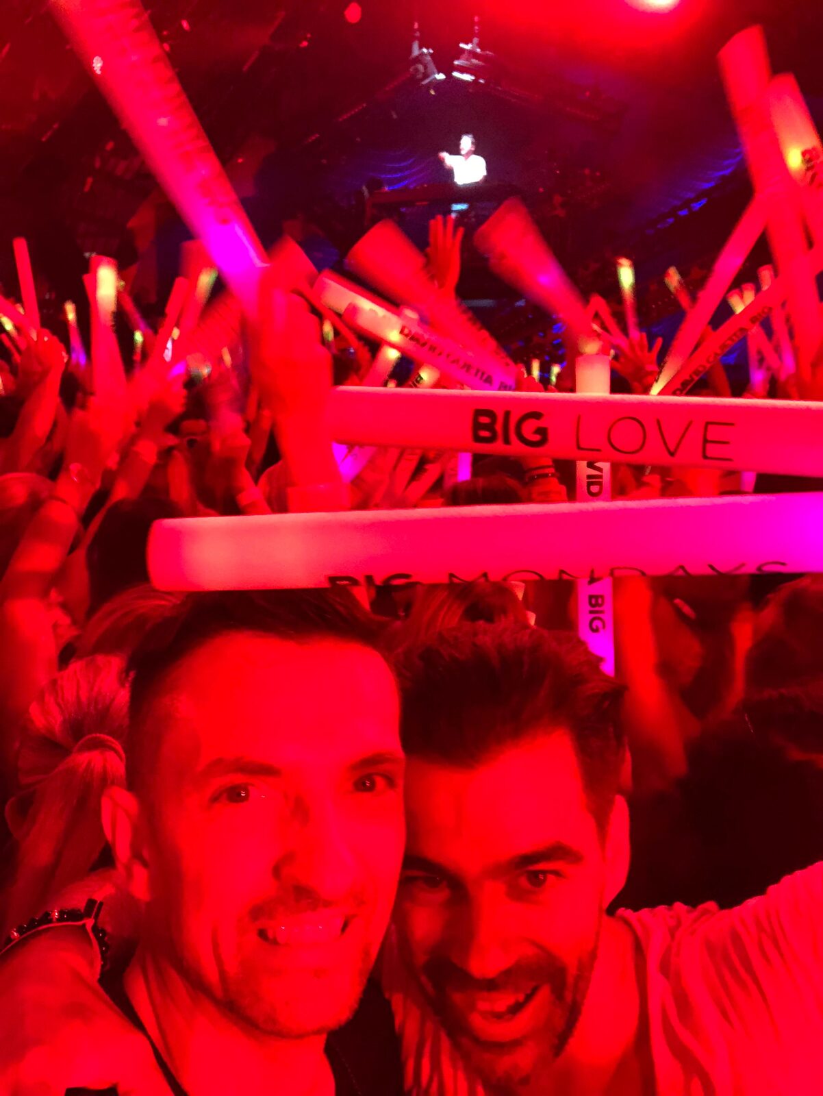 Massenpublikum unter roten Buehnenlichtern